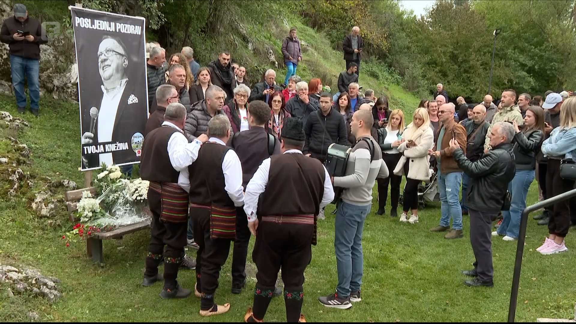 Počast Halidu Bešliću na izvoru Knežak uz stihove 'Romanije'